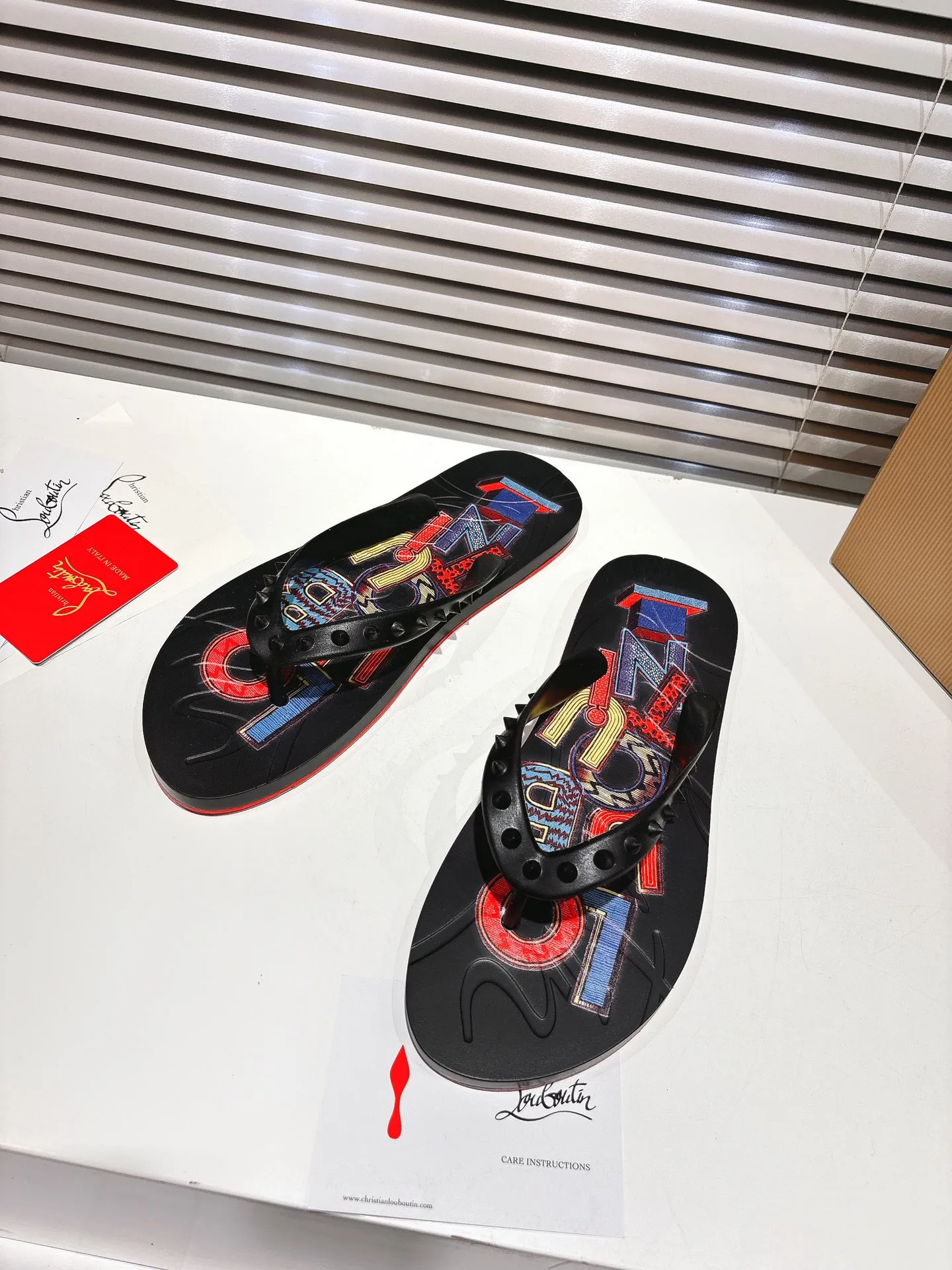 👟👟Ex-factory price 300👟👟 ╔Flip-flops black print╗ (yellow box packaging) ·Top version customization·2025𝐬𝐬 𝑪𝒉𝒓𝒊𝒔𝒕𝒊𝒂𝒏 𝑳𝒐𝒖𝒃𝒐𝒖𝒕𝒊𝒏 ▪️No matter the last shape, fabric, diamonds, nails, lining, outsole, they are as close as possible to ZP... ▪️The original sole is specially provided by the original factory ▪️The lining is imported water-dyed cowhide ▪️Private customization time is about 3-7 days —————— Size: Men's 37M-46M